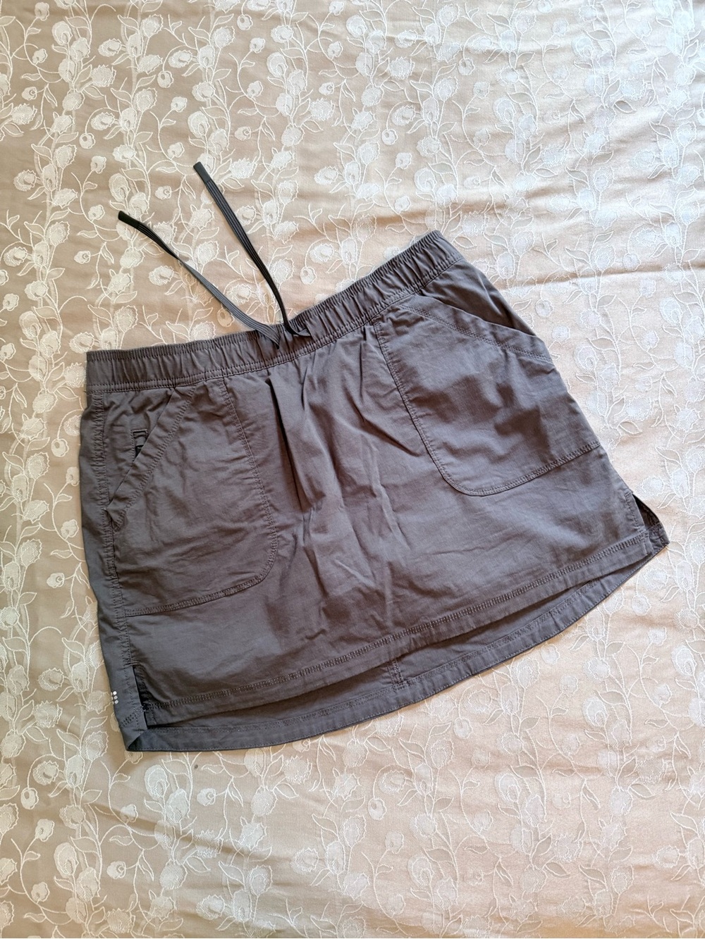 Title Nine Scout Skort,  color carbon,  
size Medium.   5 pockets.  Like new.